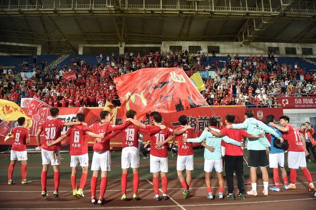 法比奥庆祝足协杯夺冠：我们是冠军，这座城市值得拥有这一刻