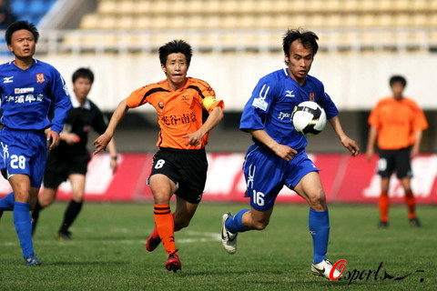 镜报：安菲尔德球迷因现场警报响起被暂时疏散，现已重新进场