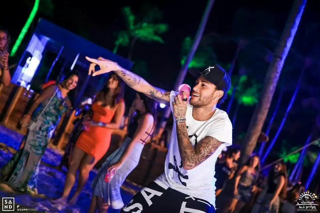 张伯伦：阿森纳具备成功的一切因素，我不算老还想继续踢球