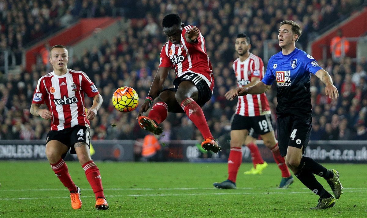 足球欧洲杯训练场出现意外，球员脚踝受伤