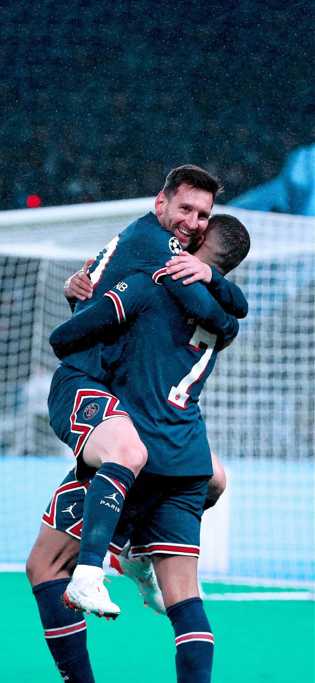 博尔哈：哈兰德是目前足坛最佳中锋；历史最佳中锋是德罗巴